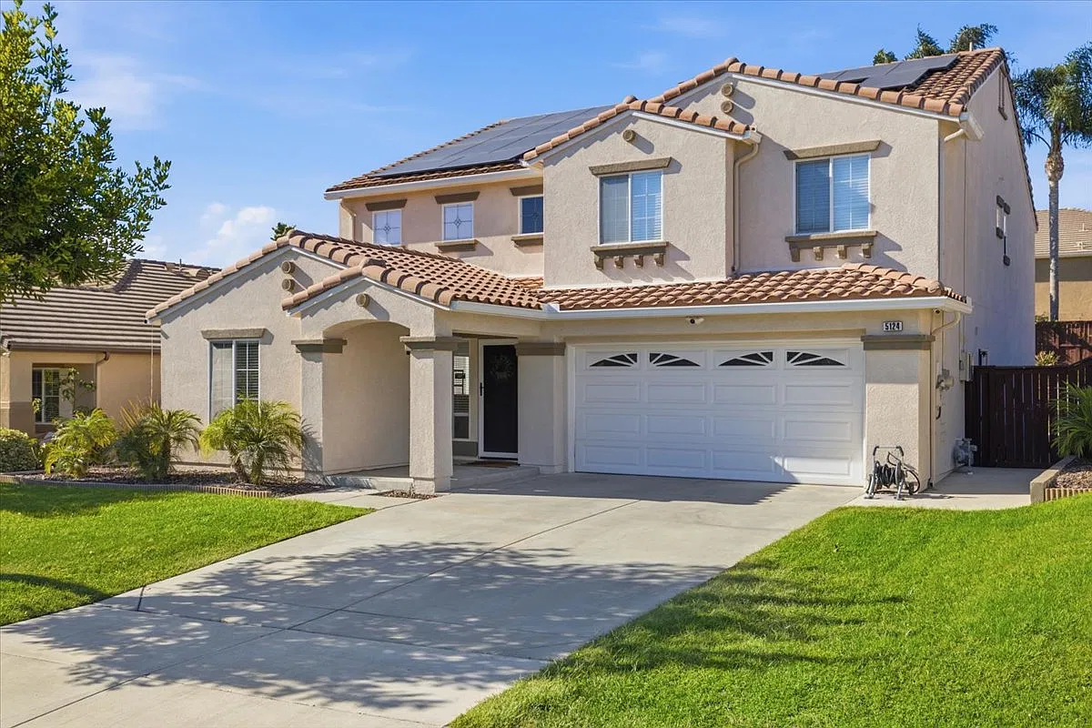 5 bed, 2832 sqft, $5,595 — Photo 2