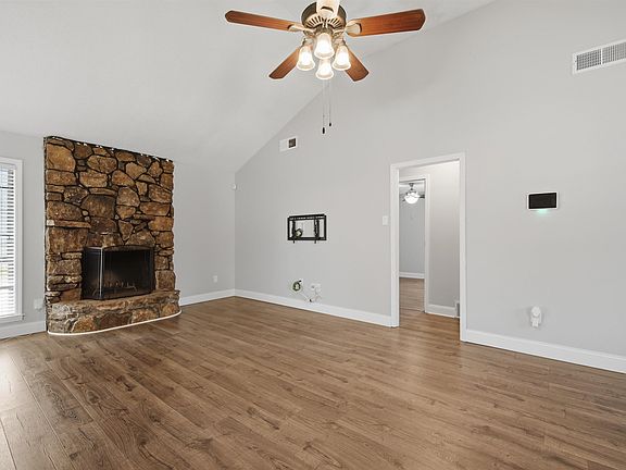 3rd image of 3100 Mary Elizabeth Dr