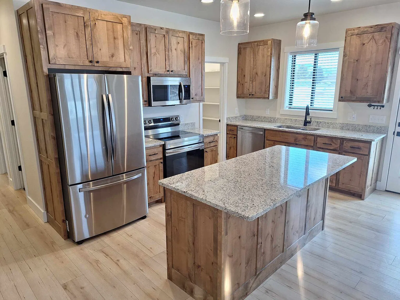 3 bed, 1450 sqft, $2,100 — Photo 3