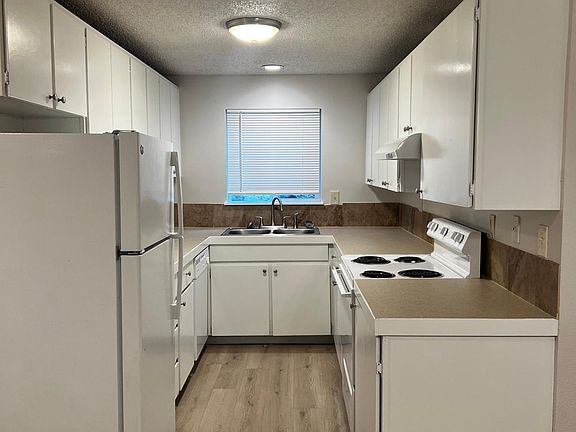 3rd image of 1600 NE Pleasant St #101