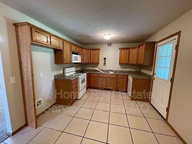 4305 W La Siesta St — Photo 4