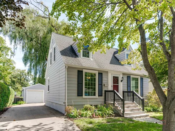 221 N Prairie Ave, Mundelein, IL 60060