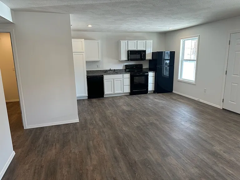 301 W Maple St — Photo 4