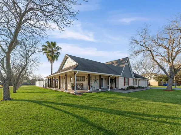 1840 Caroline St, Dickinson, TX 77539