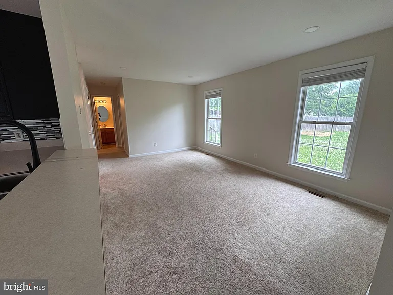7423 Laura Ln — Photo 9