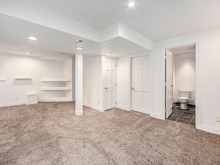 8438 Bluegrass Cir — Photo 17