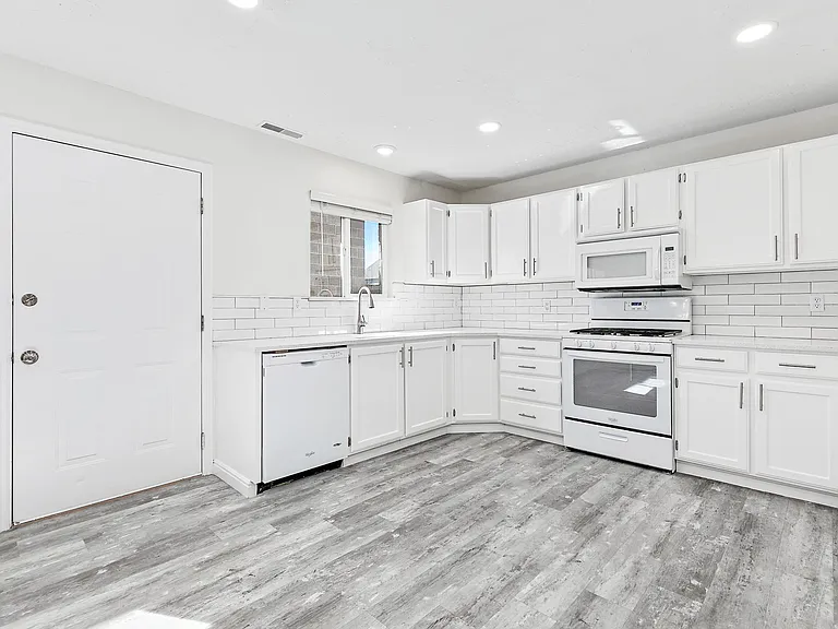 205 N Geneva Rd #13 — Photo 7