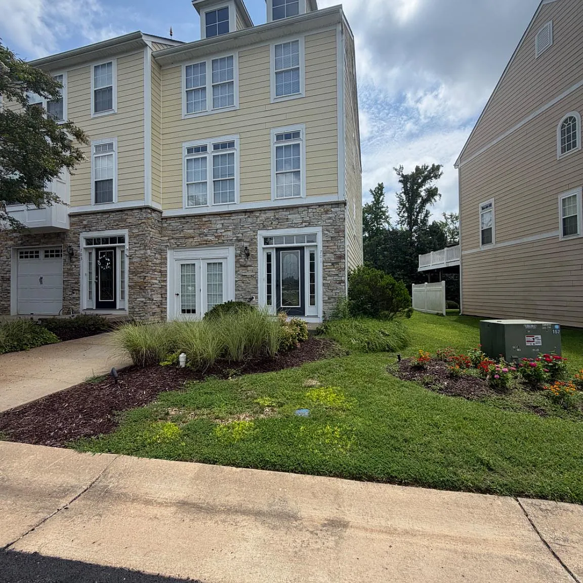 3 bed, 3.0 bath, 1920 sqft, $2,100 — Photo 1