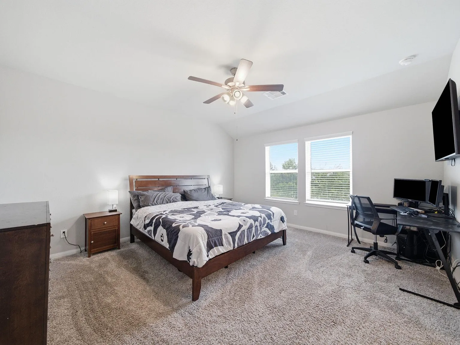 4 bed, 2.5 bath, 2364 sqft, $3,000 — Photo 4