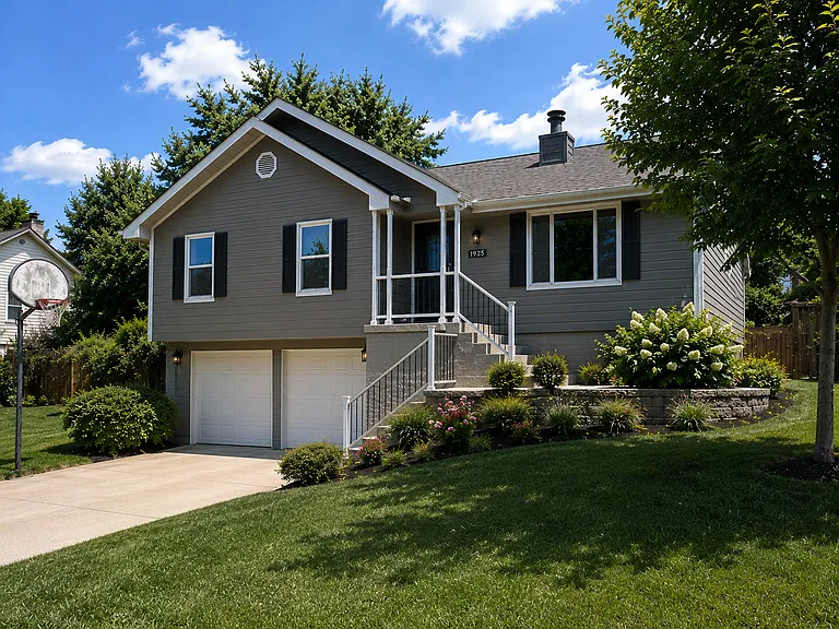 925 NE Carousel Ln — Photo 1