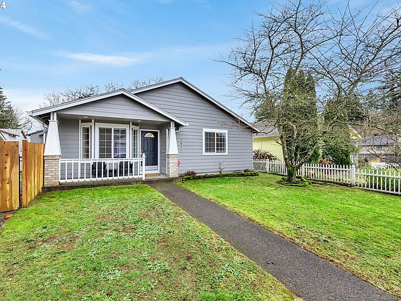 3rd image of 1811 NE Edge Park Dr