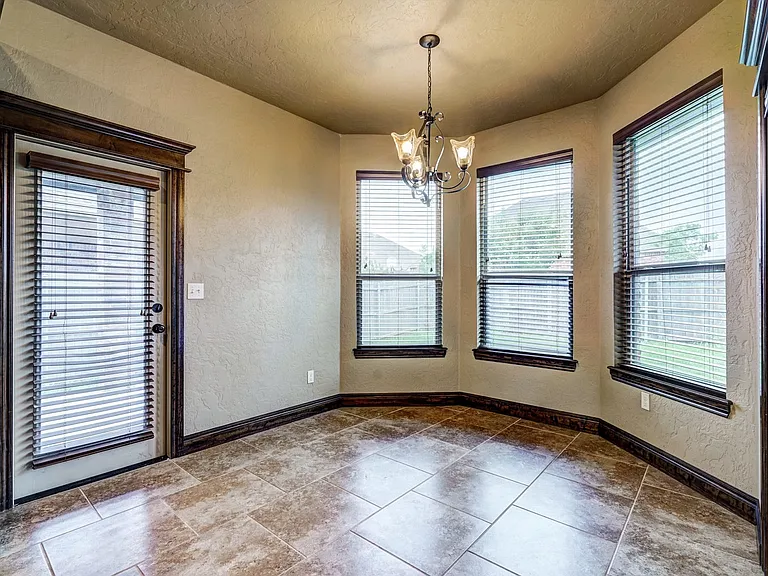 905 Samantha Ln — Photo 25