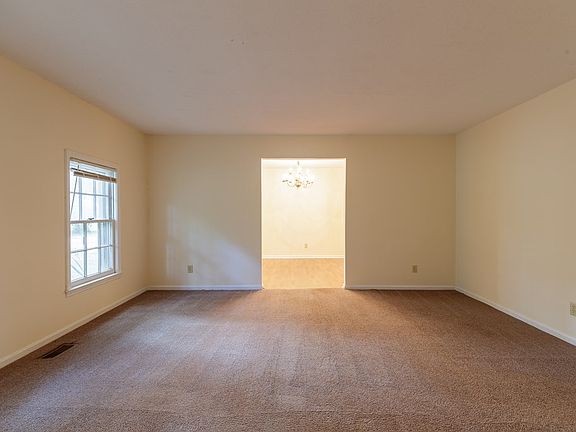 5th image of 2404 Jerry Jones Dr