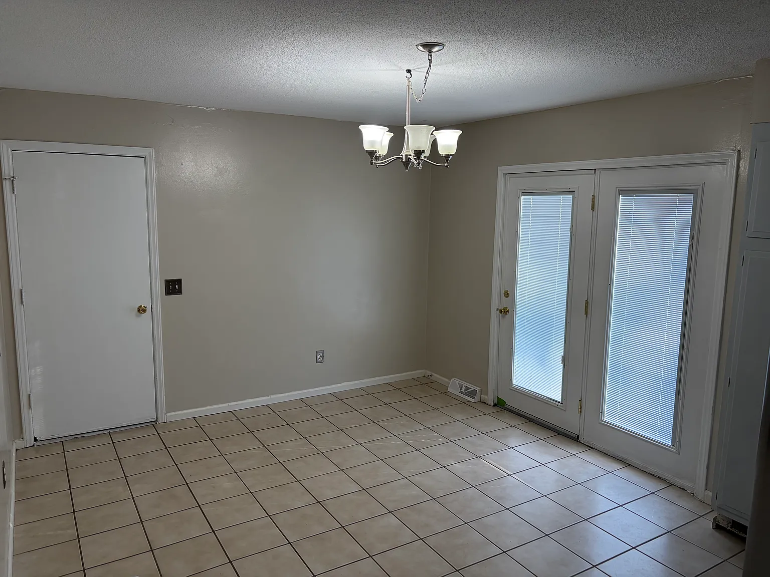 3 bed, 1.5 bath, 1025 sqft, $1,650 — Photo 4