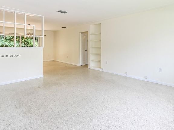 4th image of 401 Alesio Ave #401