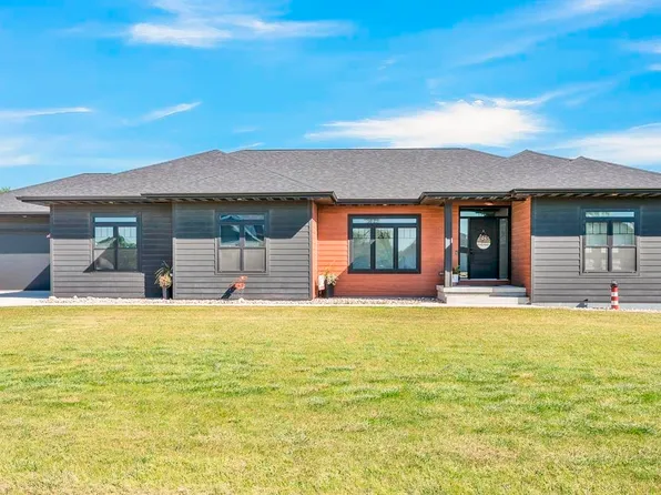 21 Hill Dr, Milford, IA 51351