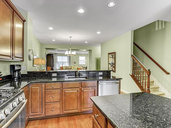 5th image of 325 Princeton Ct