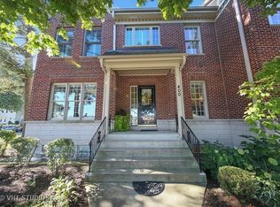 400 Childs St #E, Wheaton, IL 60187
