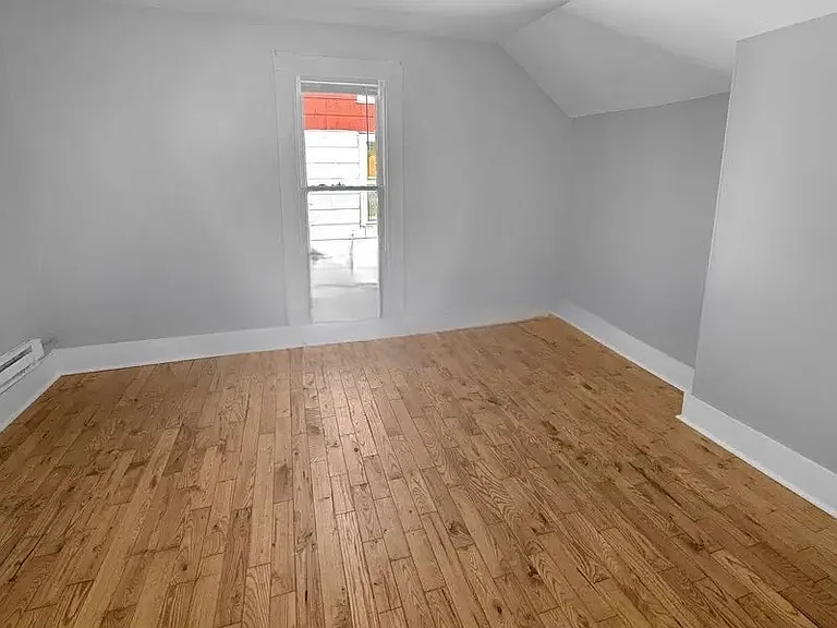 271 Eastern Ave SE — Photo 7