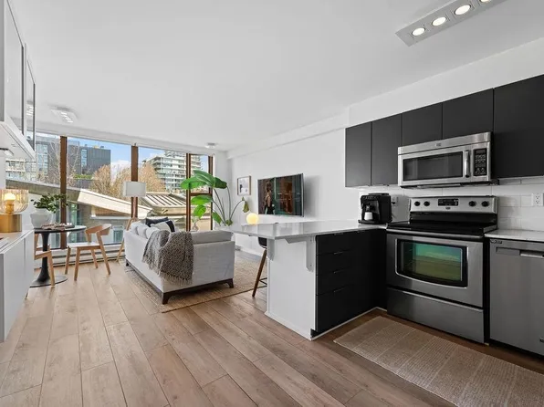 1633 W 8th Ave #404, Vancouver, BC V6J 5H7