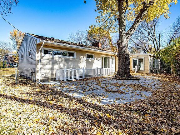 3rd image of 130 Elaine Dr