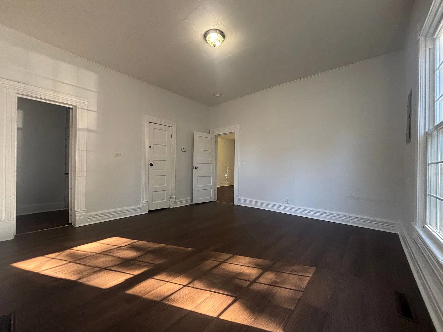 Cute and clean 2 bedroom 1 bath available now! — Photo 4