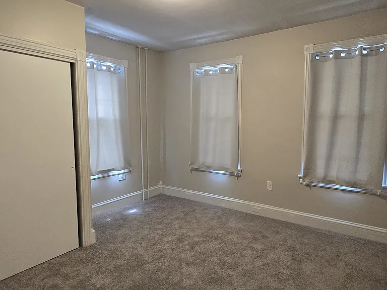 Bedroom, thermal curtains.