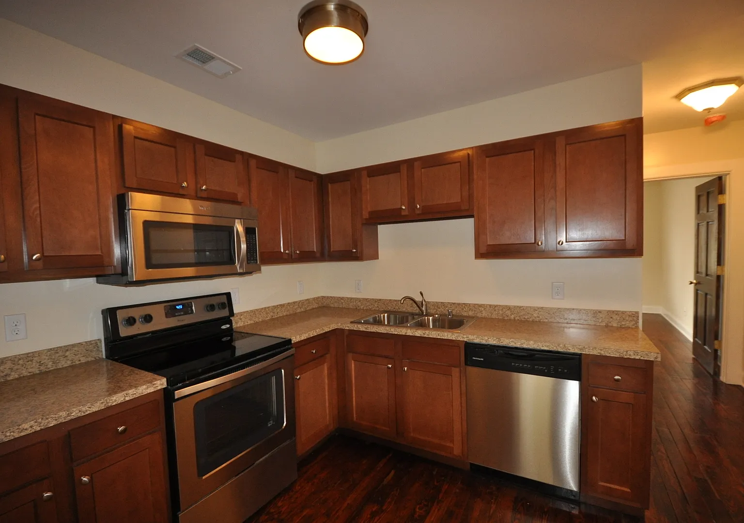Walk to UK - Pre Leasing Now for the Fall Semester 2026 — Photo 3