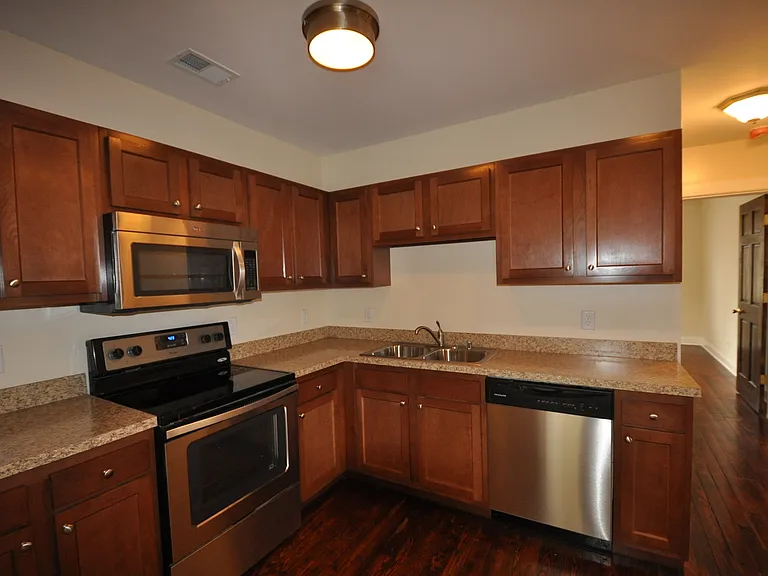 621 Golfview Dr — Photo 3