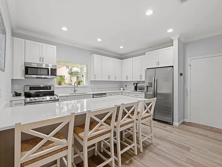 300 S Peppertree Dr — Photo 6