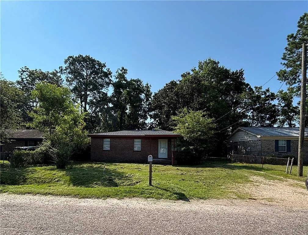 3 bed, 1.0 bath, 975 sqft, $1,000 — Photo 1