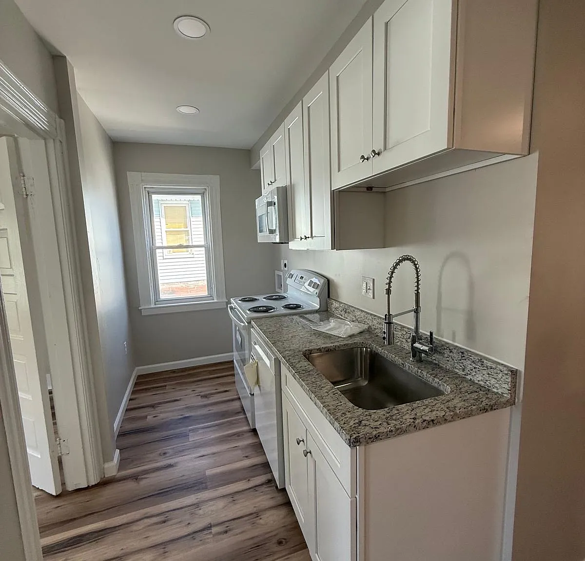 2 bed, 900 sqft, $1,985 — Photo 2