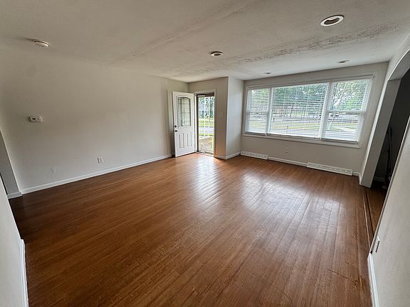 3rd image of 201 Ridgewood Dr