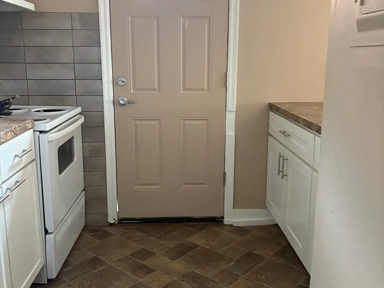 1 bed, 700 sqft, $1,300 — Photo 2