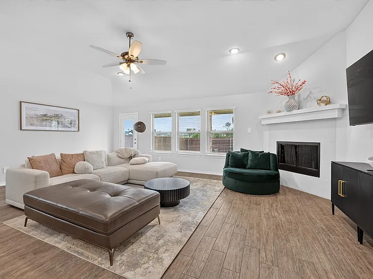1637 Elle Ln — Photo 6