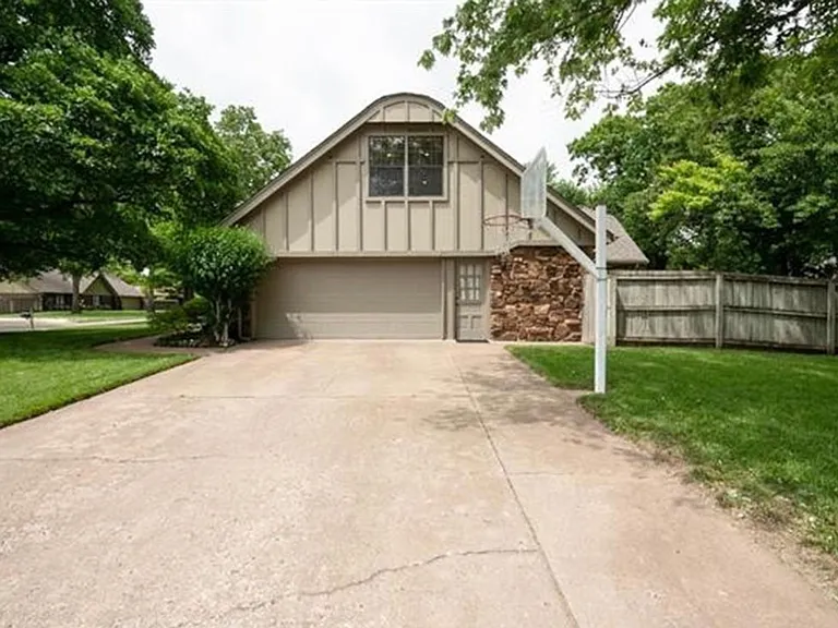 10641 S Sandusky Ave — Photo 5