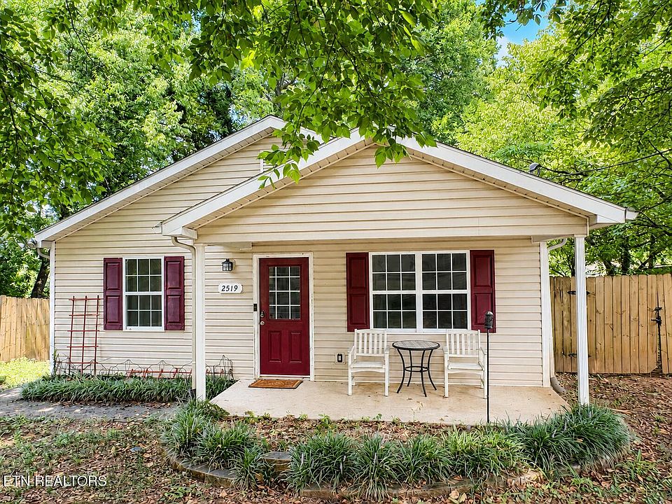 1st image of 2519 SE Seaton Ave