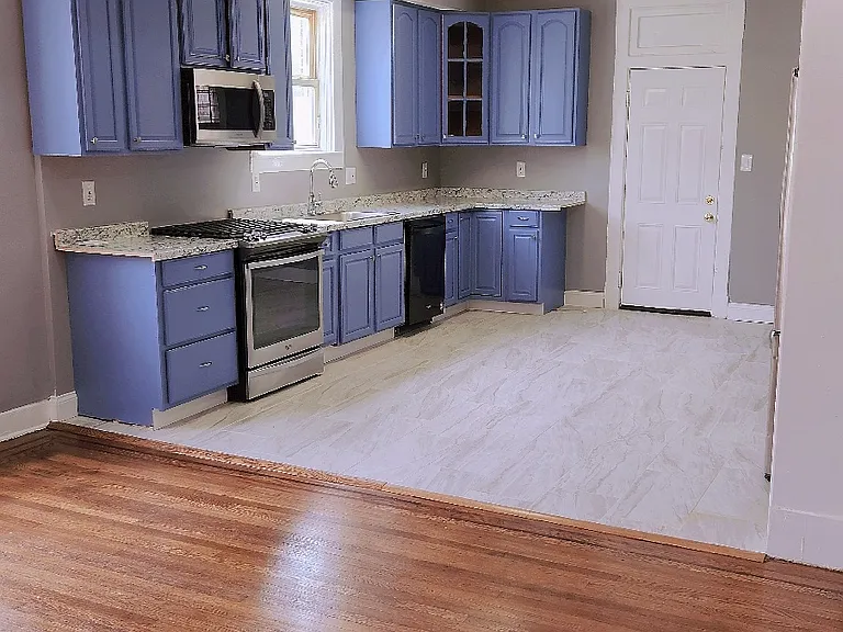 1347 Homestead St — Photo 2