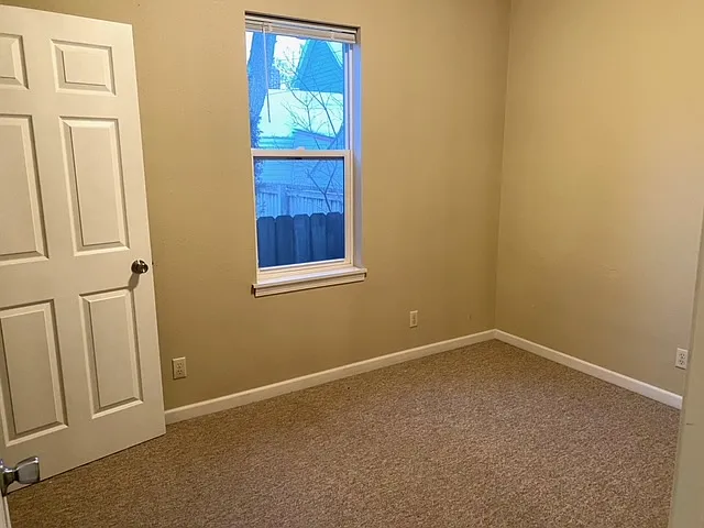 319 Niagara Ave #1 — Photo 9
