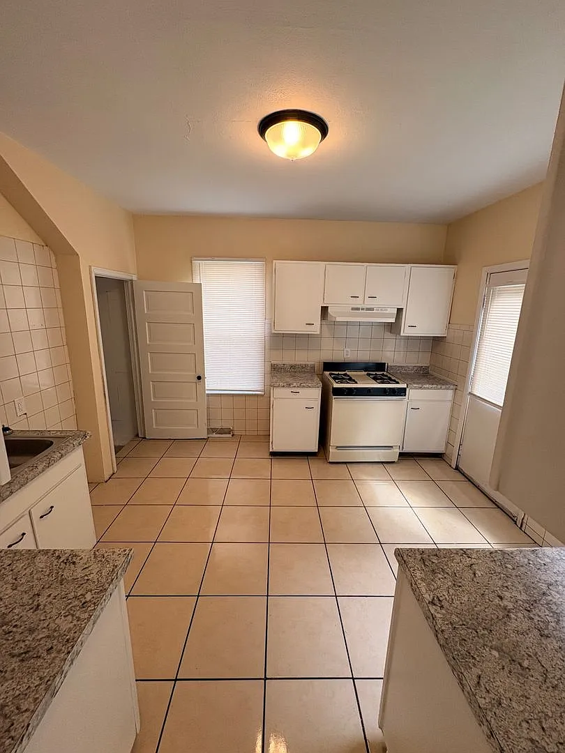 3 Bedroom House with Laundry Hookups — Photo 1