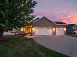 2043 Willow Ct, Howard Lake, MN 55349