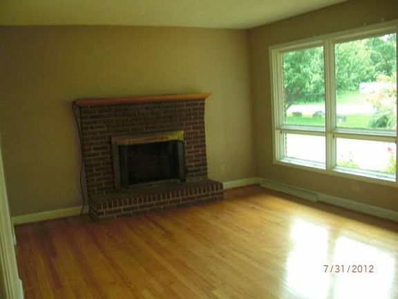 Living room w/ fireplace