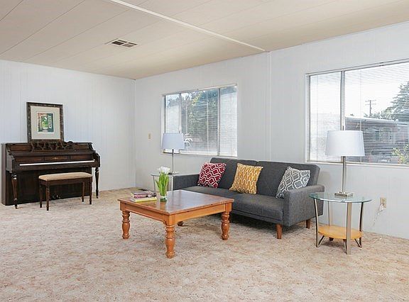 22 Heather Way-print-003-5-Living Room-3