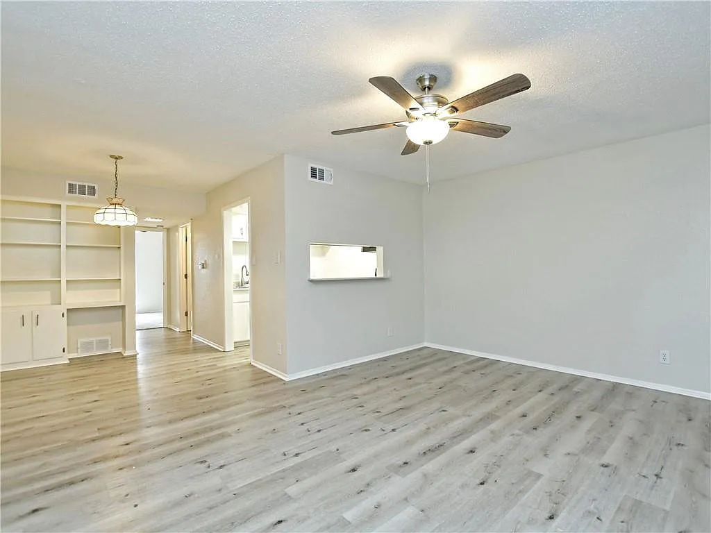 2425 Ashdale Dr — Photo 2