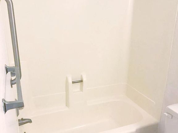 Clean & bright bathroom!