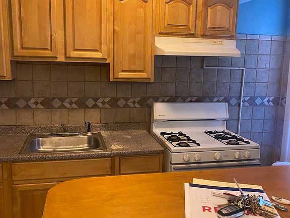 3rd image of 4925 Boudinot St