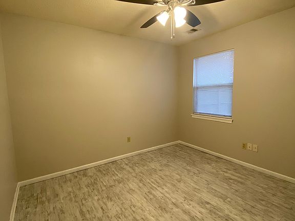 3rd image of 114 SE Greystone Dr