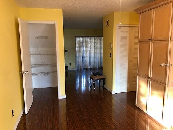 5th image of 105 Bough Ave