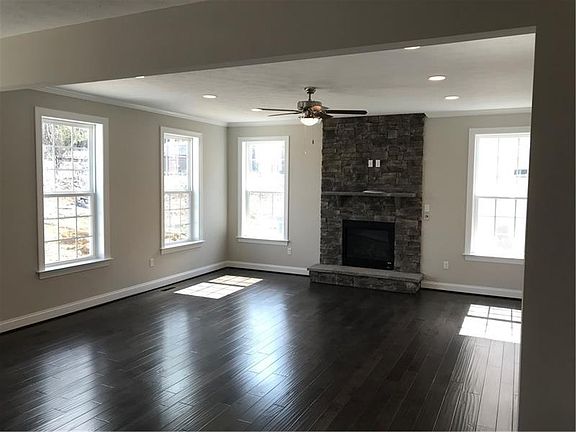 4th image of 1637 Holly Hill Dr