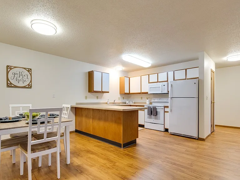 Dakota E & W Apartments — Photo 31